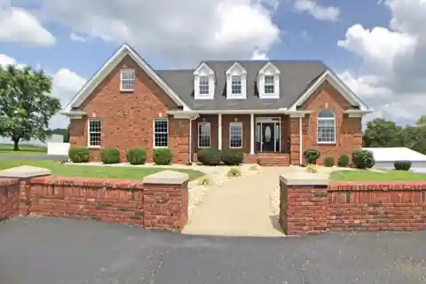 Elegance and Comfort on Eight Acres