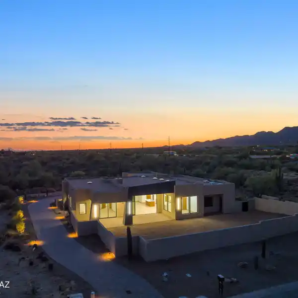 CONTEMPORARY RETREAT ON 3.3 ACRES IN ORO VALLEY