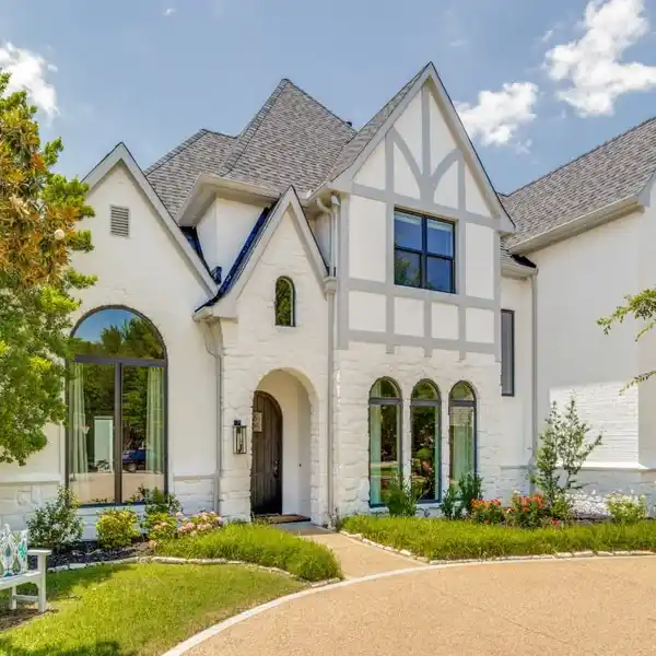 EXQUISITE UPDATES IN PRIME DALLAS LOCATION