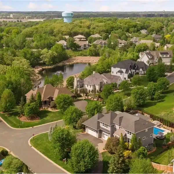 LUXURY AND SOPHISTICATION IN SOUGHT-AFTER PARKWOOD KNOLLS