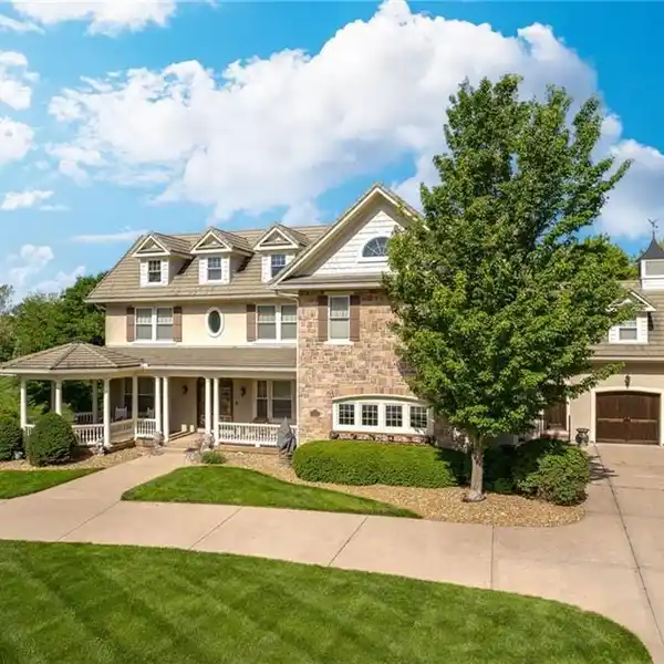 HAMPTON STYLE CUSTOM ESTATE HOME IN THE NATIONAL GOLF CLUB OF KANSAS CITY