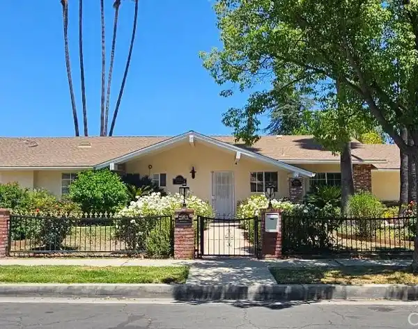 BRIGHT HOME IN A PRIME AREA OF WOODLAND HILLS