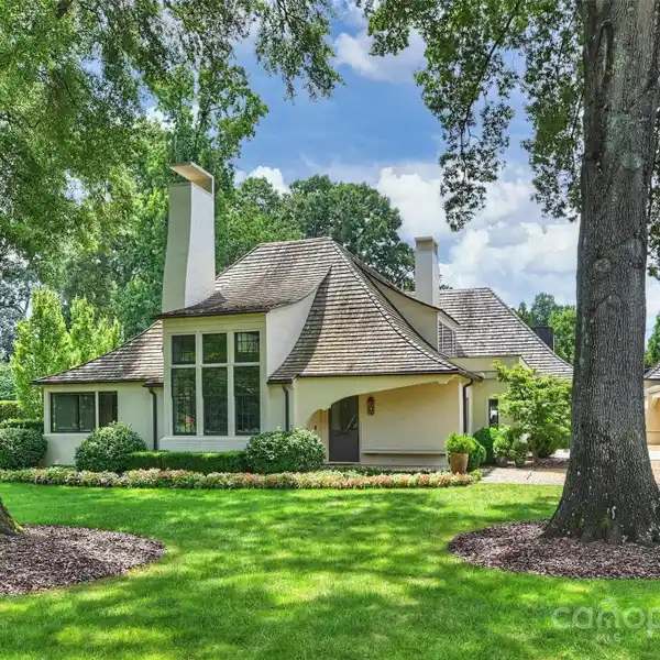 ONE-OF-A-KIND CUSTOM HOME IN FOXCROFT