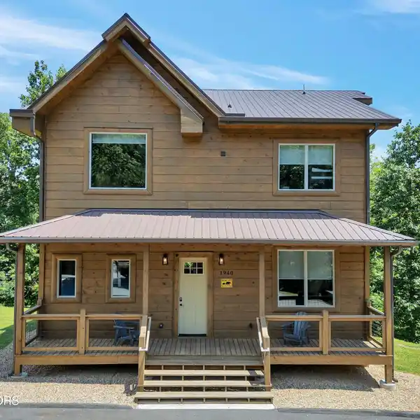NEWLY BUILT LUXURY RETREAT IN SMOKY COVE