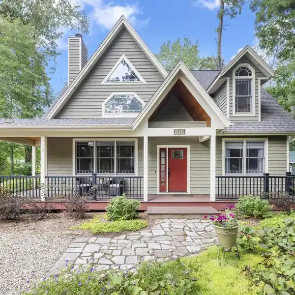 CHARMING COASTAL RETREAT WITH DEEDED BEACH ACCESS