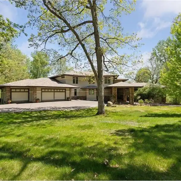RESORT-LIKE NORTH OAKS PROPERTY