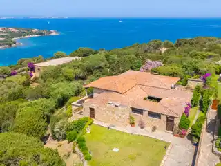 Prestigious Villa Immersed in Nature