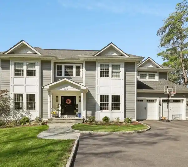 STUNNING COLONIAL HOME IN IDEAL LOCATION