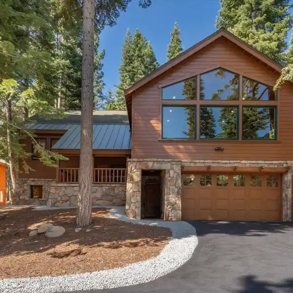 BEAUTIFUL LARGE-SCALE CHALET