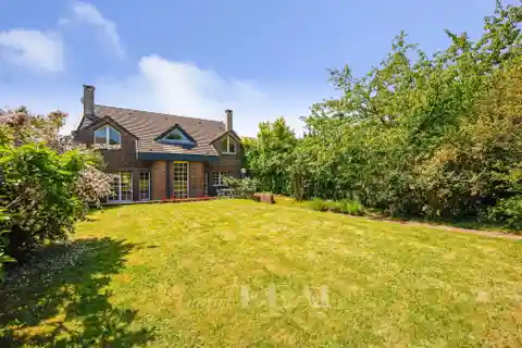 Architect-Designed Property in a Peaceful Setting