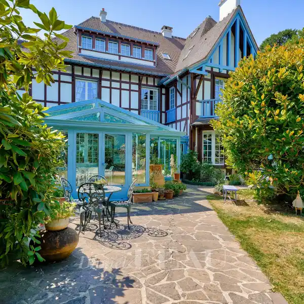 LATE 19TH CENTURY PROPERTY IN A LEAFY ENVIRONMENT