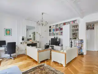 Spacious South-Facing Apartment in Historic Building