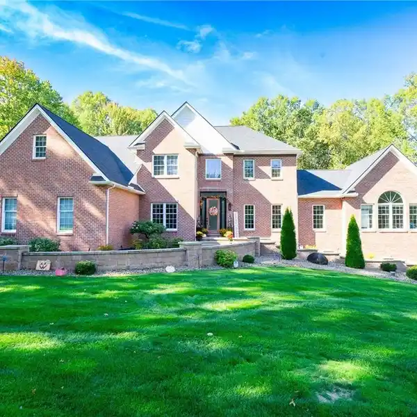 LUXURY LIVING ON A PRIVATE ACRE