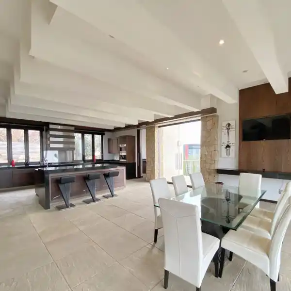 SPACIOUS FAMILY RETREAT WITH PRIVATE ELEVATOR