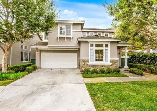 MODERN COMFORT MEETS ENTERTAINER’S BACKYARD OASIS