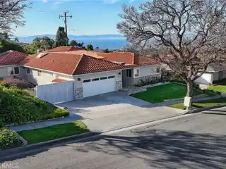 Single-Level Ease with Sweeping Panoramic Views