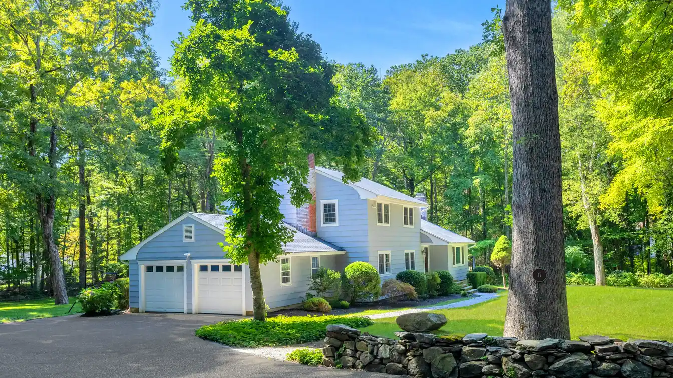 Turn-key Colonial on a Serene Road