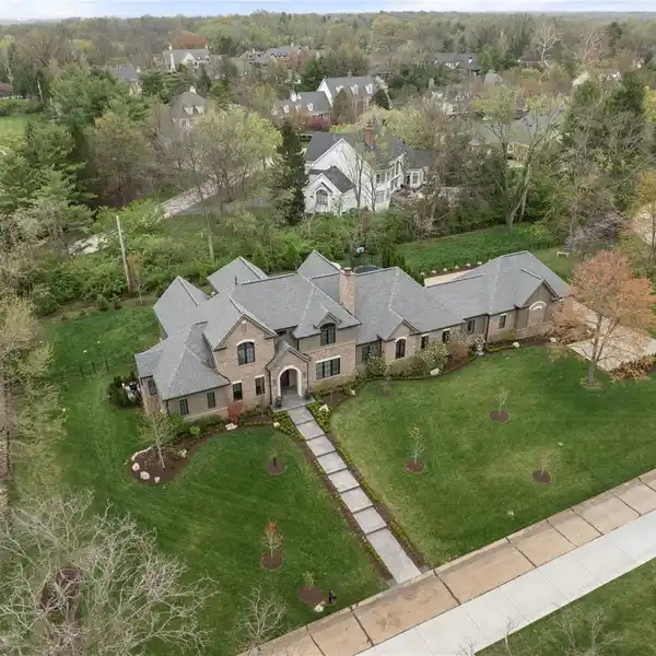 EXQUISITE HOME IN A QUIET NEIGHBORHOOD