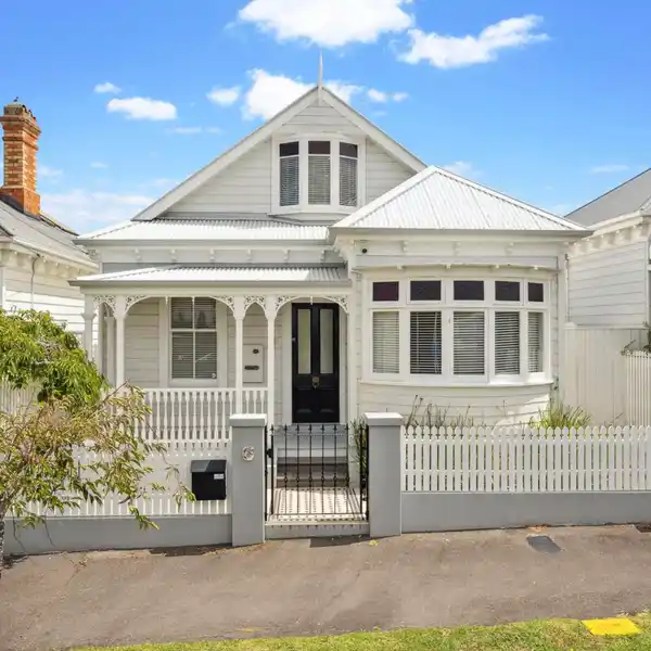 BEAUTIFULLY UPDATED AND EXTENDED RESIDENCE