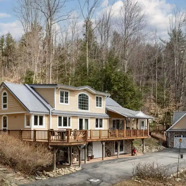 FIRST CLASS LAKEFRONT HOME