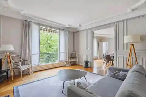 Bright and Peaceful Apartment Overlooking Garden