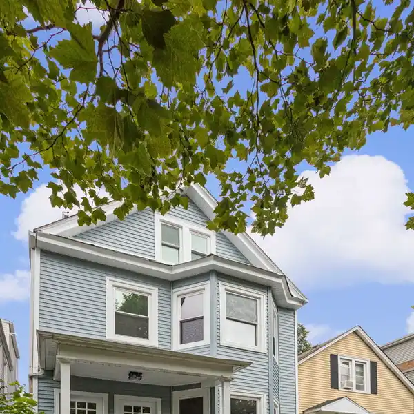 MODERN DUPLEX FEATURING TWO TOWNHOUSE-STYLE RESIDENCES