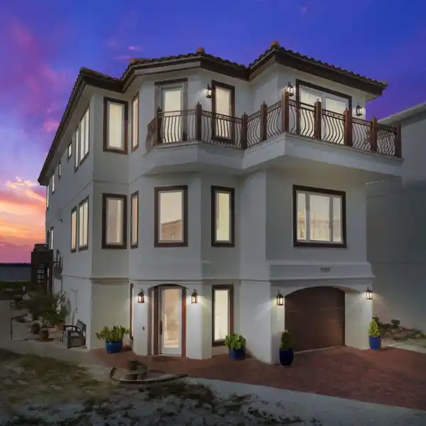 EXQUISITE WATERFRONT RESIDENCE IN SAILMAKER COVE