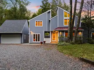 Modern Artistic Retreat in Littlebrook
