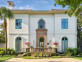 Understated Southampton Jewel Box in Ideal Location