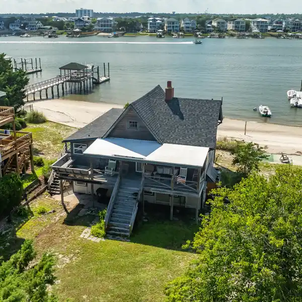 QUAINT BEACH COTTAGE ON THE BANKS CHANNEL
