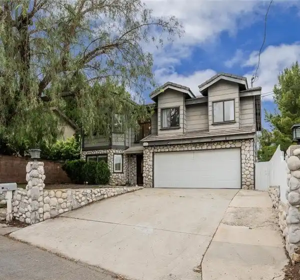 COMFORTABLE LIVING IN CALABASAS HIGHLANDS