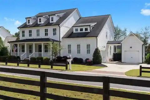 Beautifully Designed Modern Farmhouse