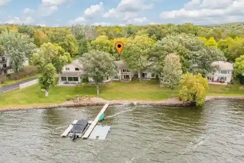 Carefree Living on Beautiful Lake Independence