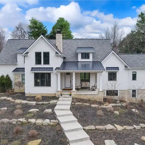 SPECTACULAR MODERN FARMHOUSE