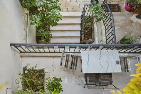 Private Mansion in Convenient Location