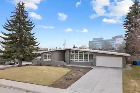 Spacious Mayfair Bungalow with Scenic Green Views