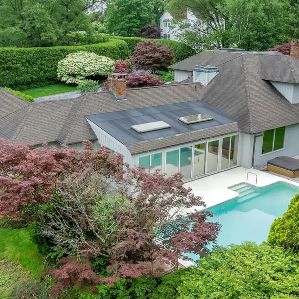 ELEGANT HOME WITH POOL AND CARRIAGE HOUSE