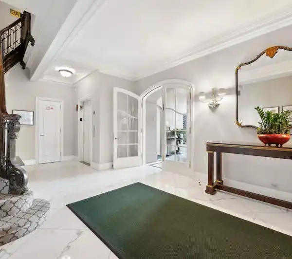 BEAUTIFUL CO-OP APARTMENT IN A PRIME LAKE SHORE DRIVE BUILDING