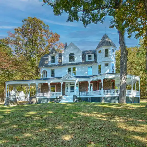 SPECTACULAR QUEEN ANNE STYLE VICTORIAN