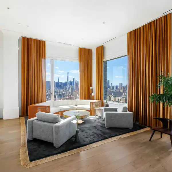FULL-FLOOR PENTHOUSE WITH SWEEPING VIEWS