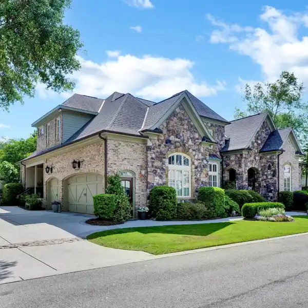 LUXURY AND PRIVACY IN A PRIME LOCATION