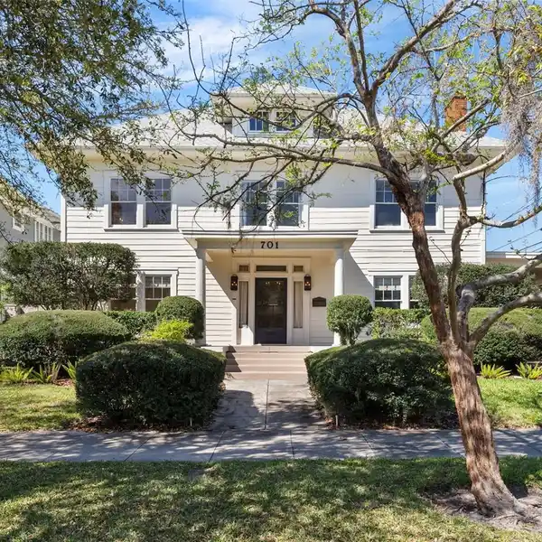 ELEGANT HISTORIC HOUSE IN OLD HYDE PARK’S GOLDEN TRIANGLE