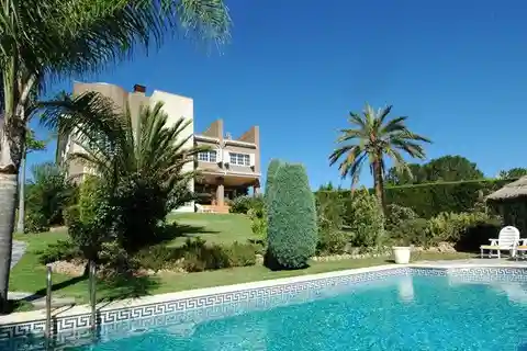 Situated in Parque Monte Alcedo Urbanisation