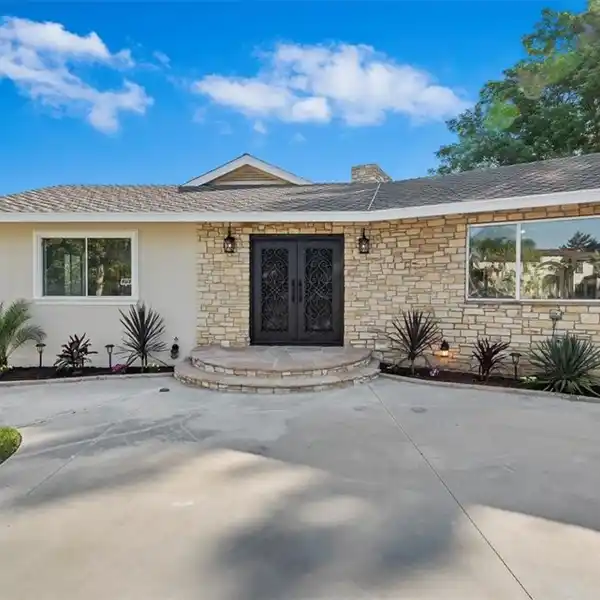 NEWLY REMODELED ENTERTAINER'S DELIGHT
