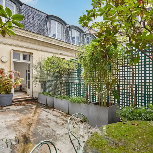 FULLY RENOVATED SUNNY AND QUIET APARTMENT
