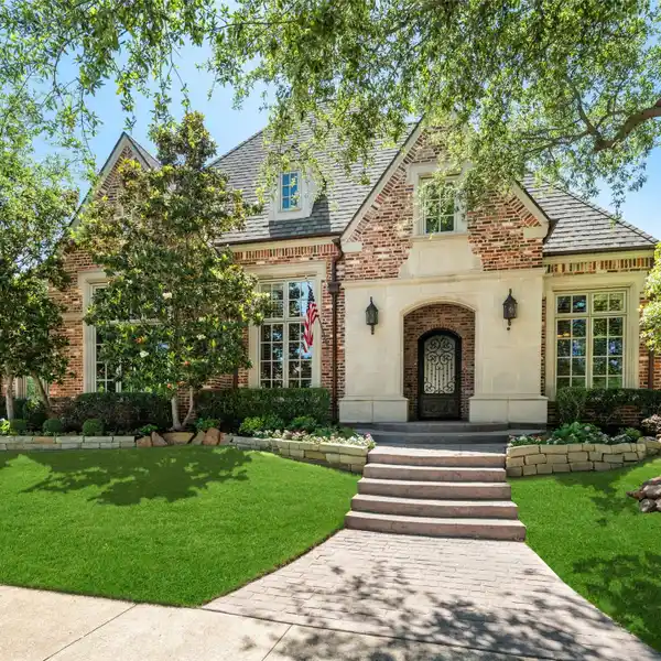 GATED COURTYARD HOME NEAR TOP SCHOOLS