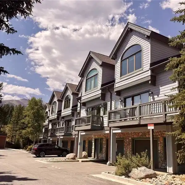 STUNNING MOUNTAINEER TOWNHOME