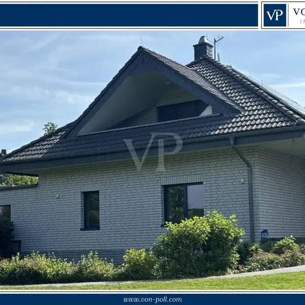 EXTREMELY WELL-MAINTAINED MODERN AND FUNCTIONAL HOME
