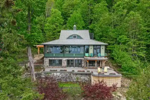 Craftsman Elegance on Iconic Meech Lake