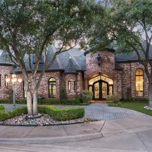 STATELY TRADITIONAL HOME IN GUARD-GATED LAKE FOREST